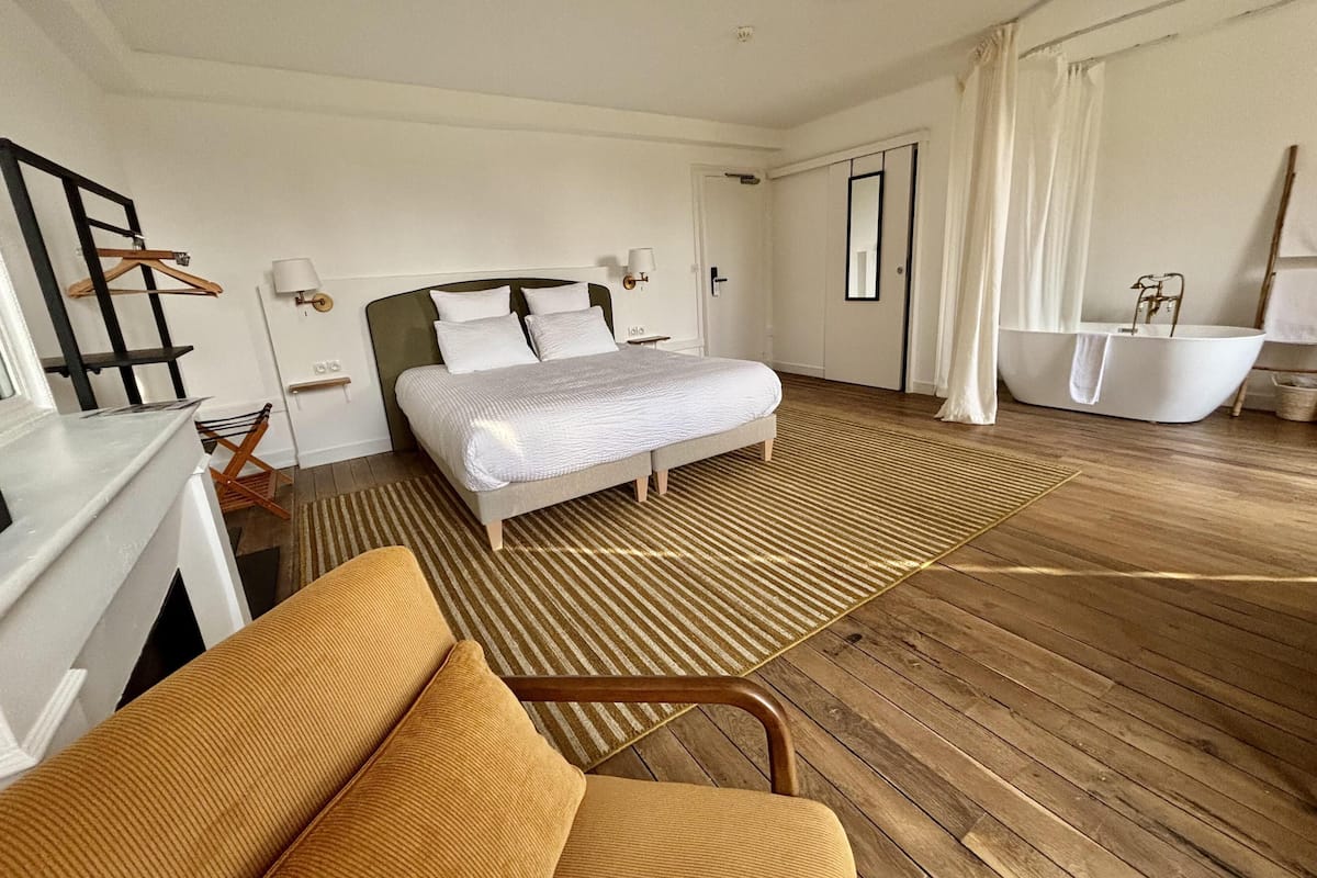 Deluxe Room, 1 King Bed, Park View | Free WiFi