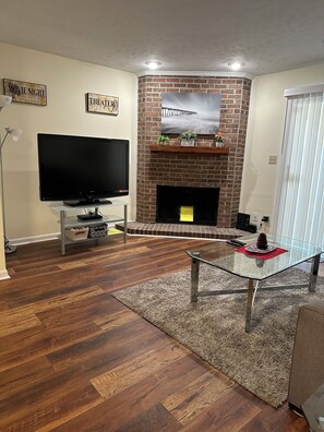 Fernseher, DVD-Player, Bücher, Videothek