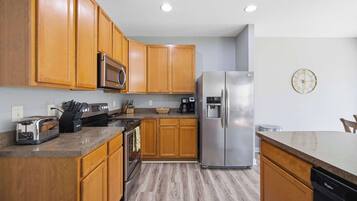 House, Multiple Beds, Hot Tub, Garden View (Ark & Creation Retreat) | Private kitchen | Fridge, microwave, oven, stovetop