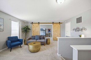 Hus, flere senger, spabadekar, hageutsikt (Ark & Creation Retreat) | Lobby