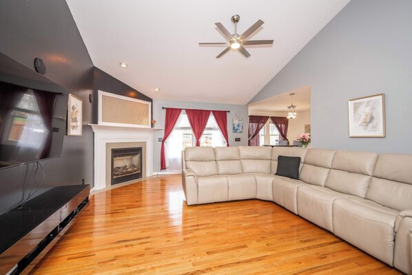 House, Multiple Beds, Patio, Garden View (Big Sky Retreat) | Living area | TV