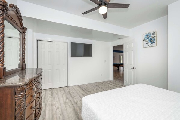 Nhà, nhiều giường, sân hiên, quang cảnh vườn (Big Sky Retreat) | 4 phòng ngủ, truy cập Internet không dây miễn phí