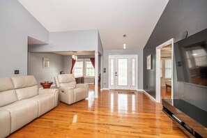 House, Multiple Beds, Patio, Garden View (Big Sky Retreat) | Living area | TV