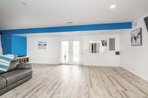 House, Multiple Beds, Patio, Garden View (Big Sky Retreat) | Living area | TV