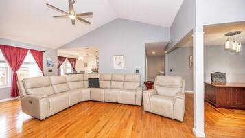 Nhà, nhiều giường, sân hiên, quang cảnh vườn (Big Sky Retreat) | Khu phòng khách | TV