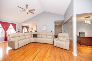 獨棟房屋, 多張床, 庭院, 花園景觀 (Big Sky Retreat) | 起居區 | 電視