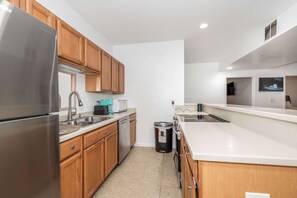 Casa, diversos llits, pati, vistes al jardí (Big Sky Retreat) | Cuina privada | Frigorífic, microones, forn i placa de cuina 