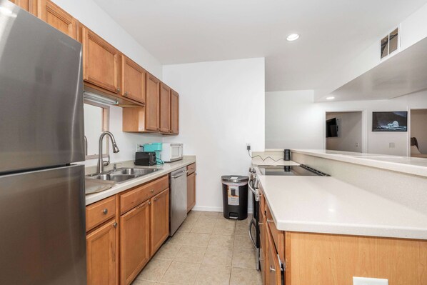 House, Multiple Beds, Patio, Garden View (Big Sky Retreat) | Private kitchen