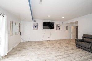 House, Multiple Beds, Patio, Garden View (Big Sky Retreat) | Interior