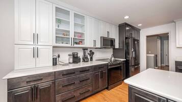 House, Multiple Beds, Patio, Garden View (Big Sky Retreat) | Private kitchen | Fridge, microwave, oven, stovetop