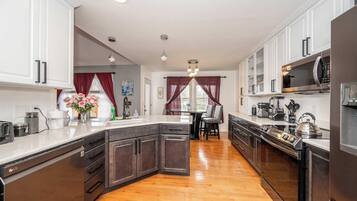 House, Multiple Beds, Patio, Garden View (Big Sky Retreat) | Private kitchen | Fridge, microwave, oven, stovetop