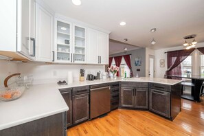 House, Multiple Beds, Patio, Garden View (Big Sky Retreat) | Private kitchen | Fridge, microwave, oven, stovetop