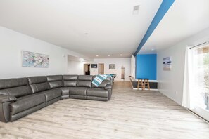 House, Multiple Beds, Patio, Garden View (Big Sky Retreat) | Living area | TV