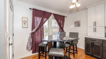 House, Multiple Beds, Patio, Garden View (Big Sky Retreat) | Dining