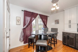 House, Multiple Beds, Patio, Garden View (Big Sky Retreat) | Dining