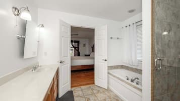 House, Multiple Beds, Patio, Garden View (Big Sky Retreat) | Bathroom