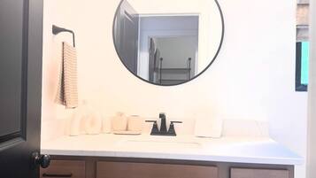 SĂšche-cheveux, serviettes fournies, savon, papier toilette