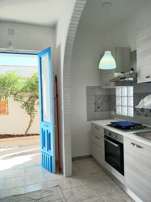 Frigorífico, horno, placa de cocina y cafetera o tetera