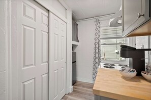 開放式客房, 1 張加大雙人床, 露台, 花園景 (Chic City Retreat 93F) | 私人廚房 | 迷你雪櫃、微波爐、焗爐、爐具