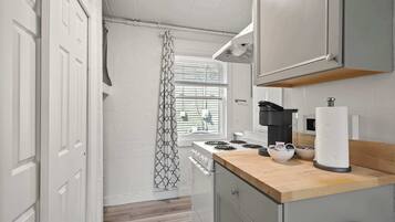 Studio, 1 Queen Bed, Patio, Garden View (Chic City Retreat 93F) | Private kitchen | Mini-fridge, microwave, oven, stovetop