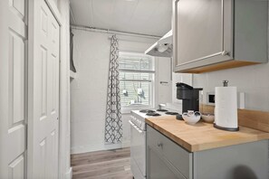 Estudi, 1 llit de matrimoni, pati, vistes al jardí (Chic City Retreat 93F) | Cuina privada | Frigorífic petit, microones, forn i placa de cuina