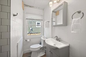 Studio, 1 Queen Bed, Patio, Garden View (Chic City Retreat 93F) | Bathroom | Towels
