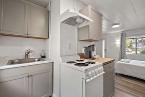 Studio, 1 Katil Ratu (Queen), Patio, Garden View (Chic City Retreat 93F) | Dapur peribadi | Peti sejuk mini, ketuhar gelombang mikro, ketuhar, dapur