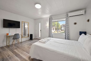 Estudi, 1 llit de matrimoni, pati, vistes al jardí (Chic City Retreat 93F) | 1 dormitori, decoració individual, mobiliari individual i escriptori