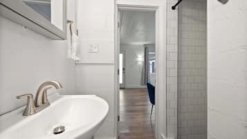 Studio, 1 Katil Ratu (Queen), Patio, Garden View (Chic City Retreat 93F) | Bilik Mandi | Tuala disediakan