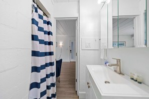 Studio, 1 Queen Bed, Patio, Garden View (Chic City Retreat 93G) | Bathroom | Towels - Chic City Retreat 93G (Columbus)