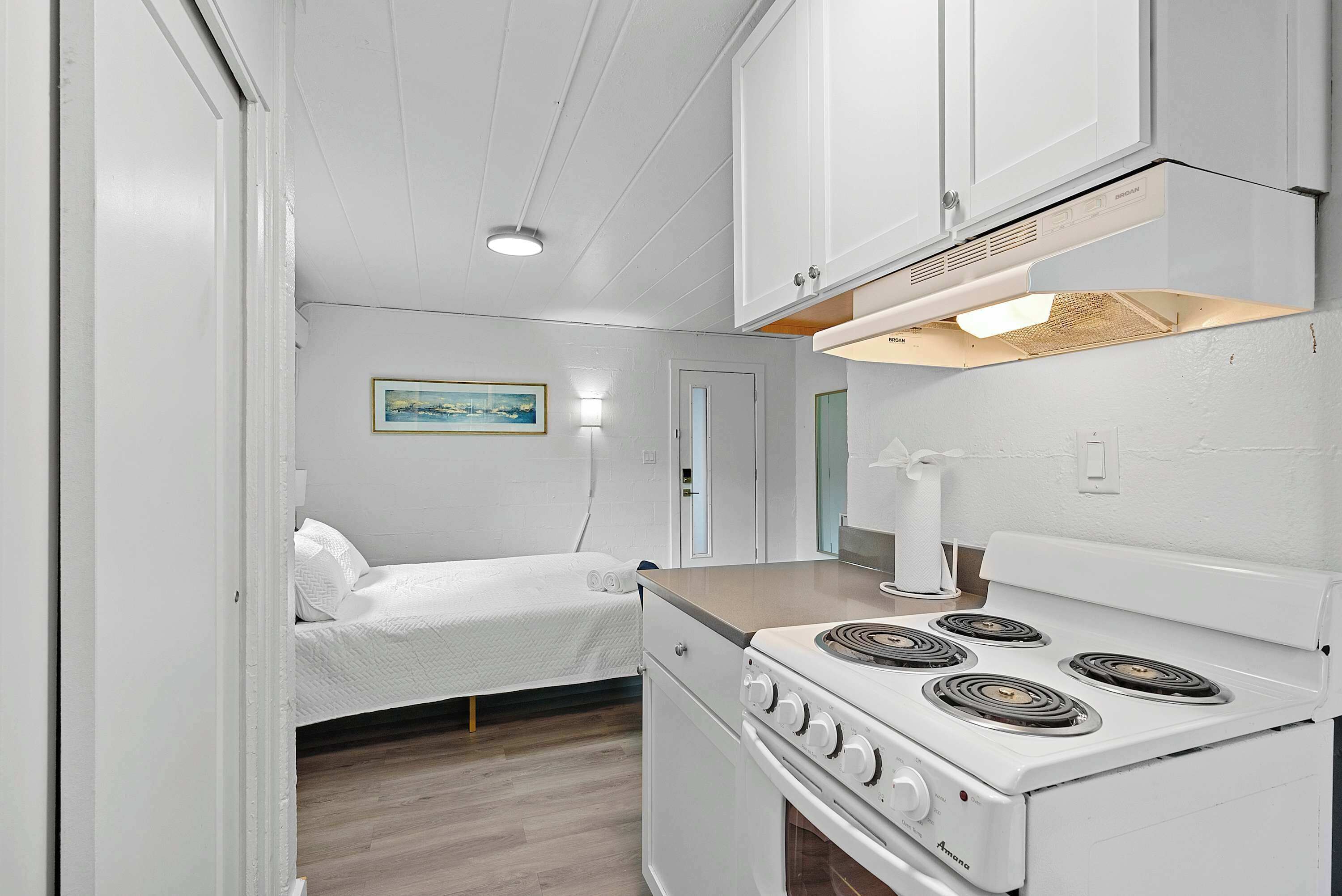 Studio, 1 Queen Bed, Patio, Garden View (Chic City Retreat 93G) | Interior