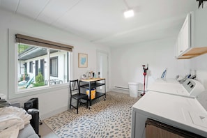 Studio, 1 Queen Bed, Patio, Garden View (Chic City Retreat 93G) | Interior