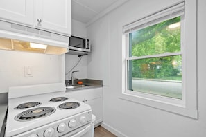 Studio, 1 Queen Bed, Patio, Garden View (Chic City Retreat 93G) | Private kitchen