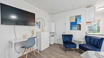 Studio, 1 keskisuuri parisänky, patio, näköala puutarhaan (Chic City Retreat 93G) | Oleskelualue | 42–tuumainen taulutelevisio, jossa digitaalikanavat