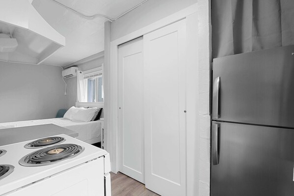 Studio, 1 Queen Bed, Patio, Garden View (Chic City Retreat 93D)