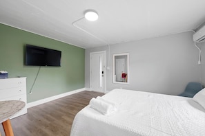 Studio, 1 grand lit, patio, vue jardin (Chic City Retreat 93D)