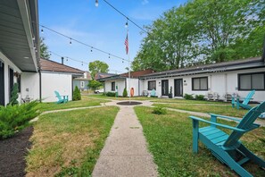 Studio, 1 Queen Bed, Patio, Garden View (Chic City Retreat 93D) | View from room
