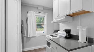 Estudio, 1 cama de matrimonio, patio, vistas al jardín (Chic City Retreat 93D) | Cocina privada | Frigorífico, microondas, horno y placa de cocina