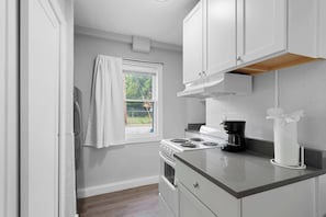 Estudio, 1 cama de matrimonio, patio, vistas al jardín (Chic City Retreat 93D) | Cocina privada | Frigorífico, microondas, horno y placa de cocina
