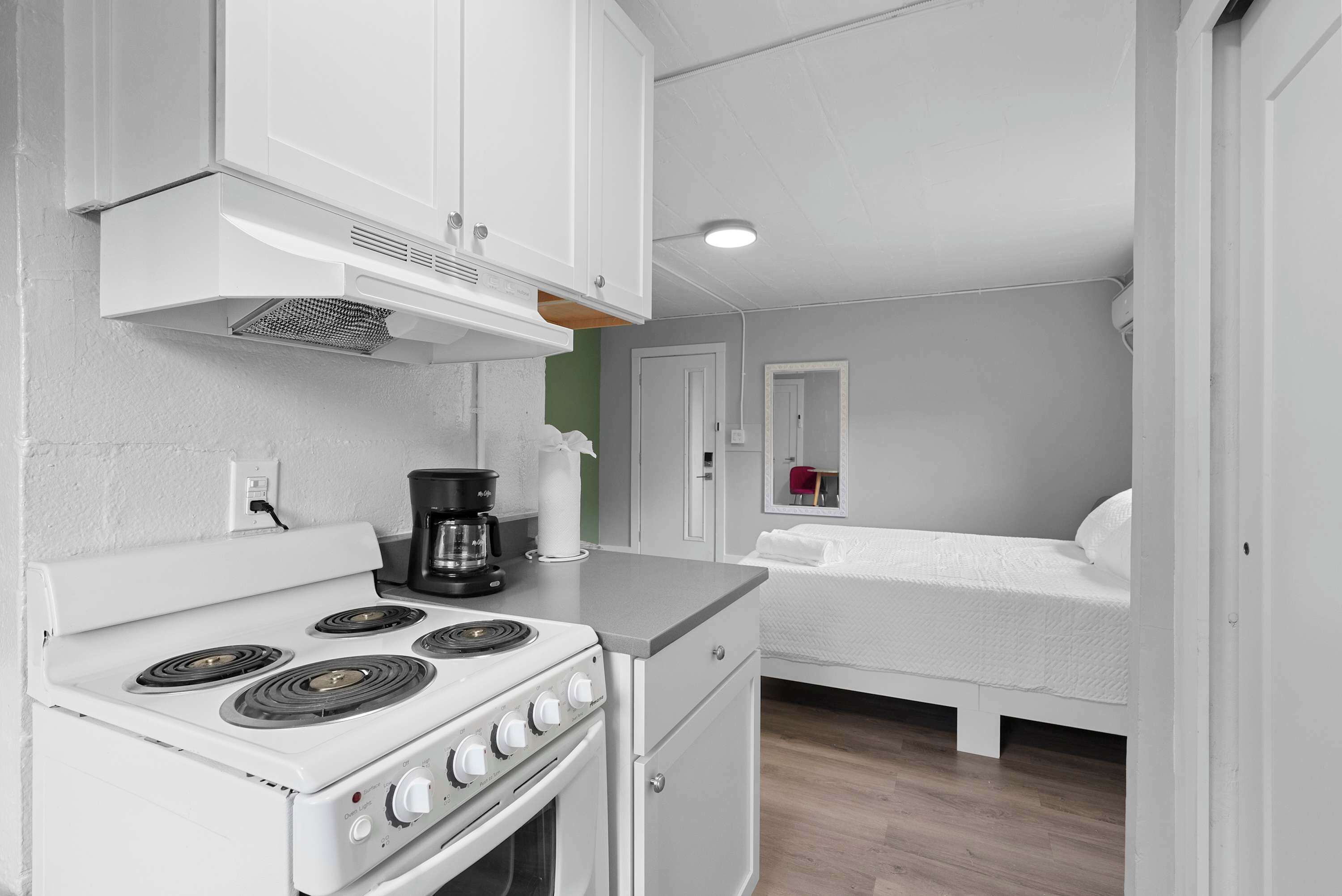 Studio, 1 Tempat Tidur Queen, patio, pemandangan kebun (Chic City Retreat 93D) | Dapur pribadi | Lemari es, microwave, oven, dan kompor