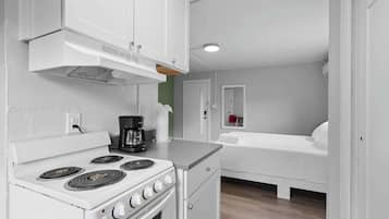 Studio, 1 Queen Bed, Patio, Garden View (Chic City Retreat 93D) | Private kitchen | Fridge, microwave, oven, stovetop