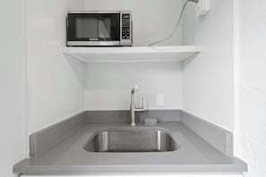Studio, 1 Queen Bed, Patio, Garden View (Chic City Retreat 93D) | Interior