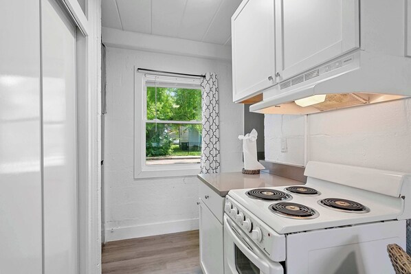 Studio, 1 Queen Bed, Patio, Garden View (Chic City Retreat 93H) | Private kitchen | Fridge, microwave, oven, stovetop