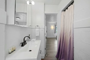 Studio, 1 Queen-Bett, Terrasse, Gartenblick (Chic City Retreat 93H) | Badezimmer | Handtücher