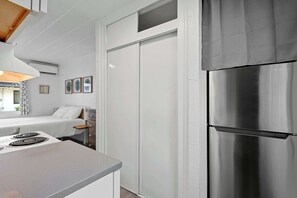 Studio, 1 Queen Bed, Patio, Garden View (Chic City Retreat 93H) | Interior