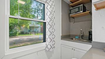 Studio, 1 giường cỡ queen, sân hiên, quang cảnh vườn (Chic City Retreat 93H) | Bếp riêng | Tủ lạnh, lò vi sóng, lò nướng, bếp nấu