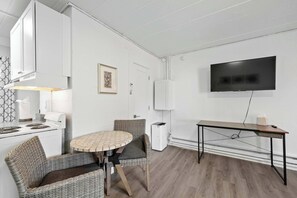 Studio, 1 Queen Bed, Patio, Garden View (Chic City Retreat 93H) | Interior