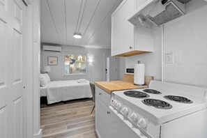 Studio, 1 Queen Bed, Patio, Garden View (Chic City Retreat 93E) | Interior