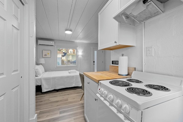 Studio, 1 Queen Bed, Patio, Garden View (Chic City Retreat 93E) | Interior