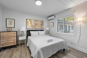 開放式客房, 1 張加大雙人床, 庭院, 花園景觀 (Chic City Retreat 93E) | 獨特裝潢、布置獨特、書桌、筆電工作空間
